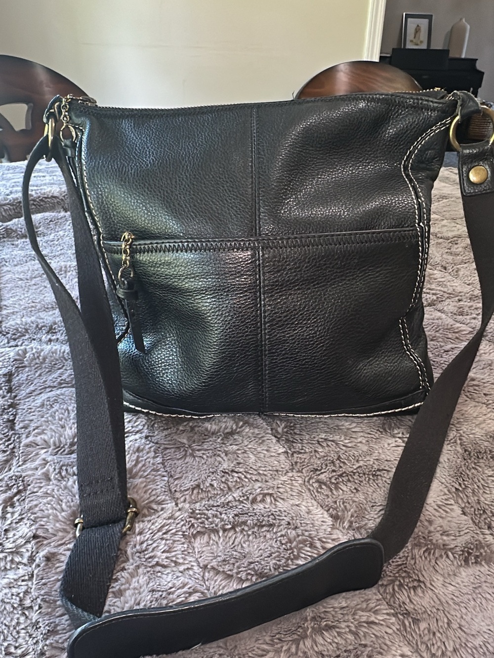 The Sak Black Leather Shoulder Bag with Brass Hardware (bags25)